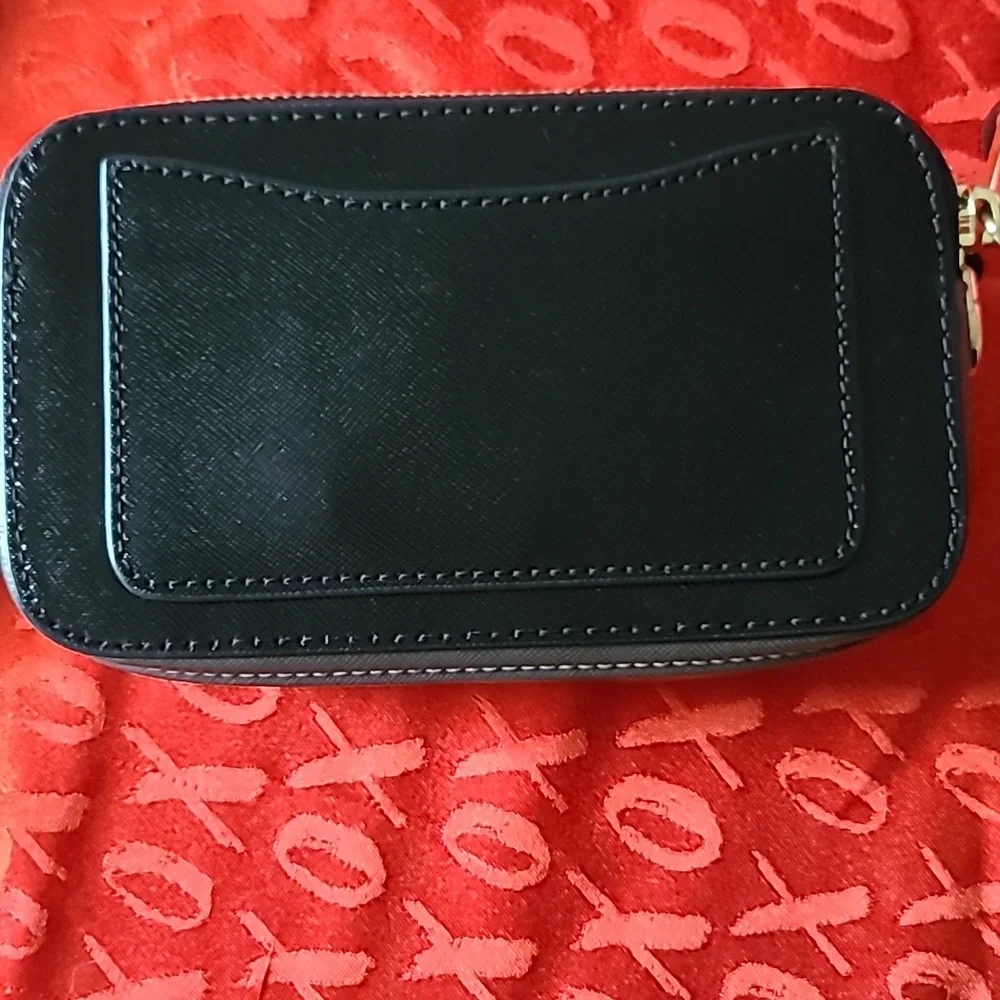 Marc Jacobs snapshot bag. Comes with pink bag strap. - Picture 3 of 6